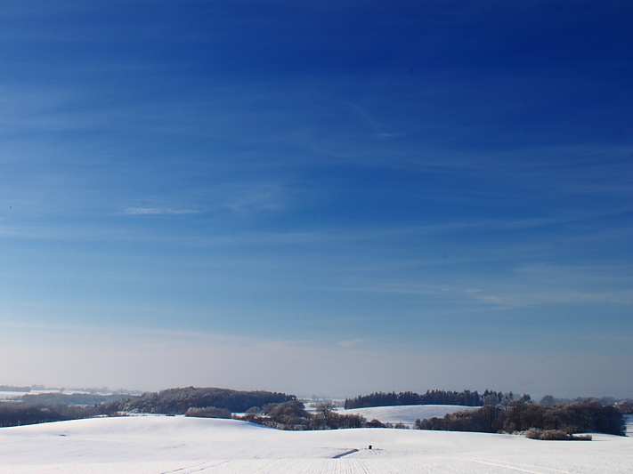 Blauer Himmel und weiße Hügel in Mecklenburg