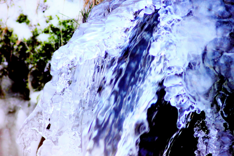 Blaue Eiskristalle am Wasserlauf