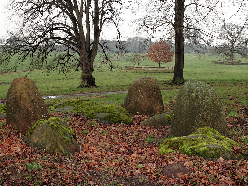 Großsteingrab im Lennépark Basedow